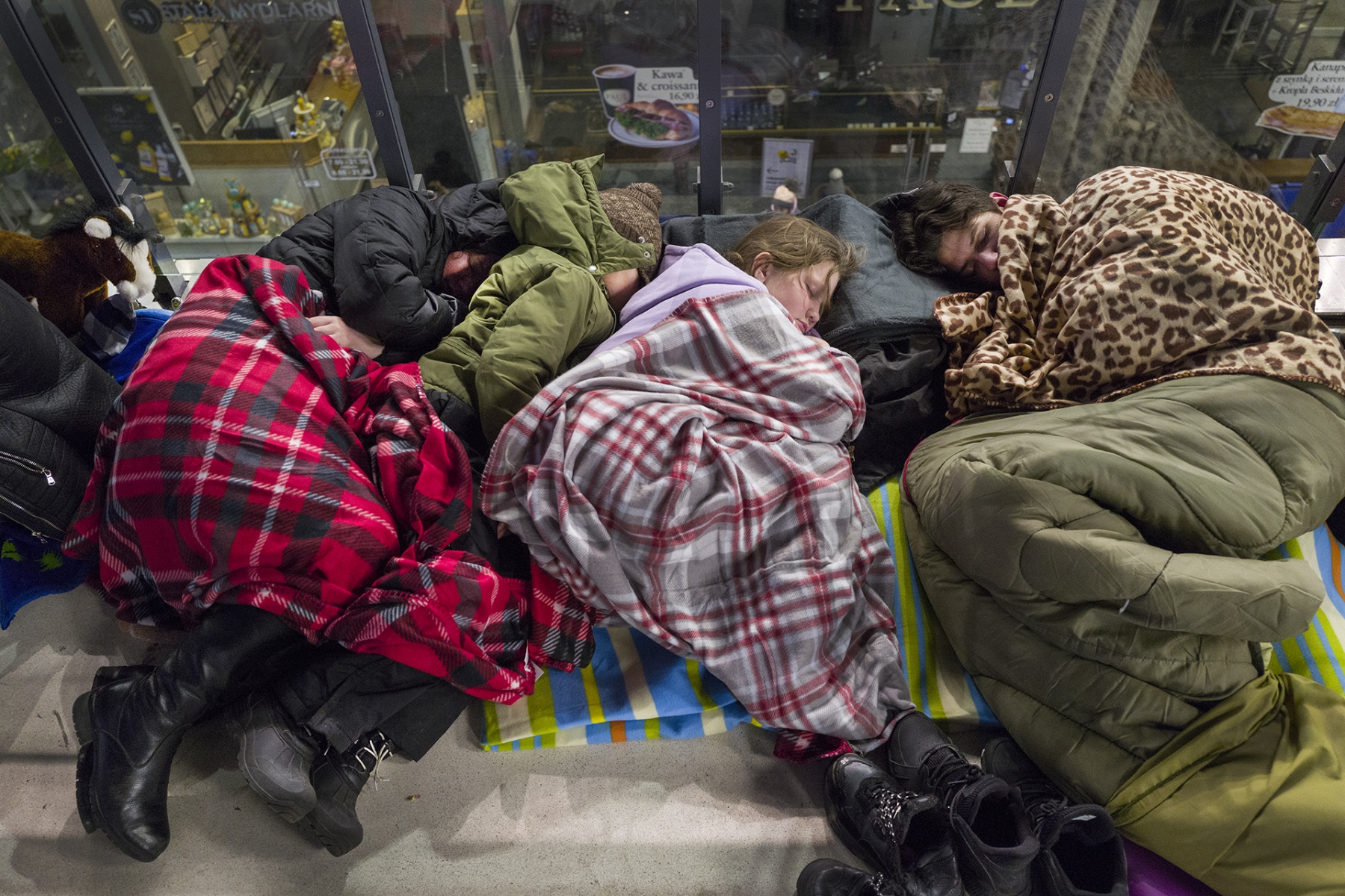 L1170361-Ukrainians-sleep-at-Warsaw-Central-station-09.03.2022-©-Chris-Niedenthal