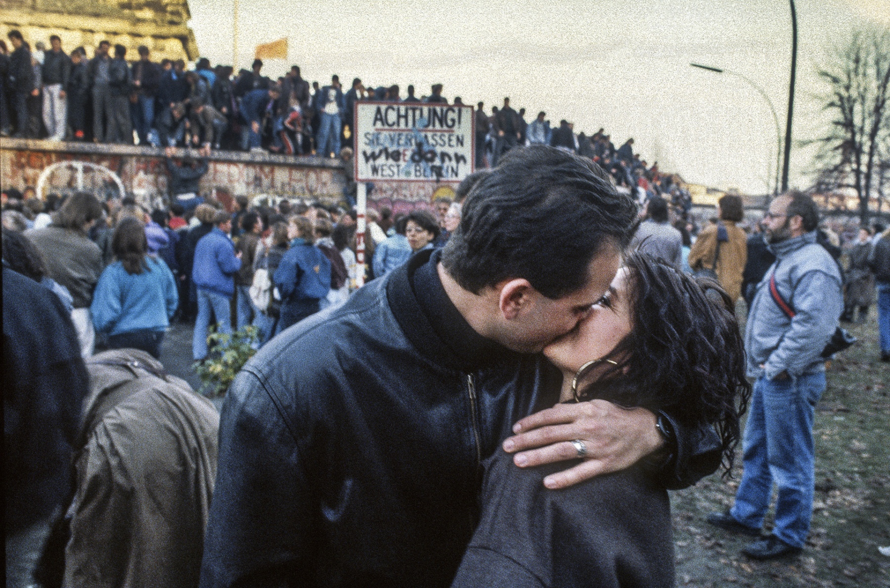 Freedom-Kiss-Fall-of-Berlin-Wall-11-1989-©-Chris-Niedenthal