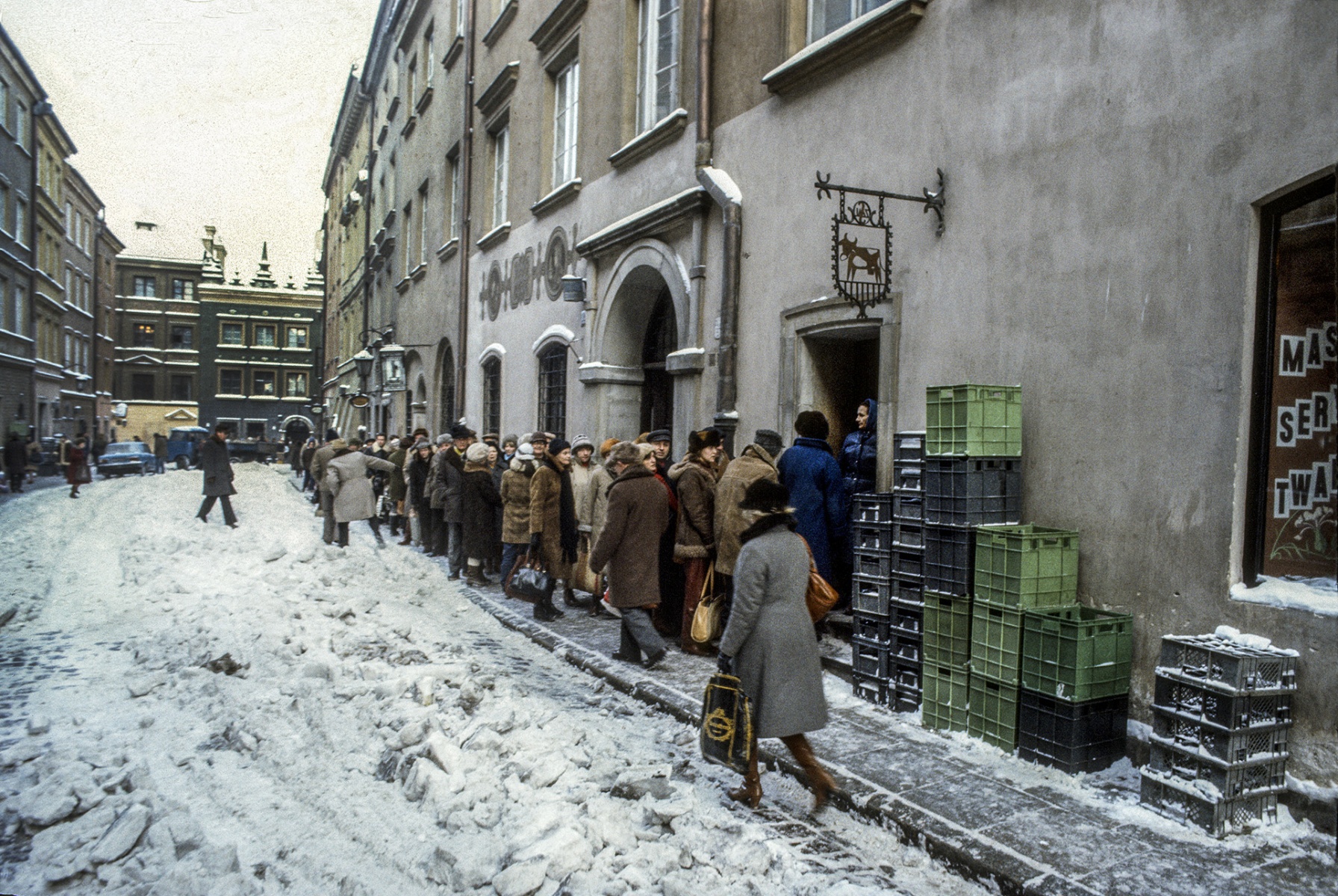 Queue-outside-milk-produce-shop-Warsaw-Old-Town-martial-law-Dec.1981-©-Chris-Niedenthal