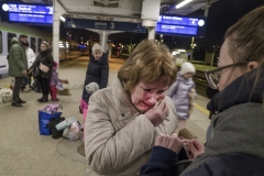 L1170060-Warsaw-East-station-arriving-Ukrainians.-01.03.2022-©-Chris-Niedenthal