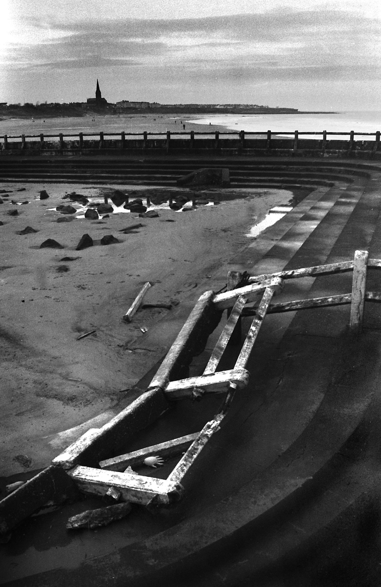Tynemouth-Lido-with-rubber-glove-35mm-negative-scan-Paul-Kaspar-1920px